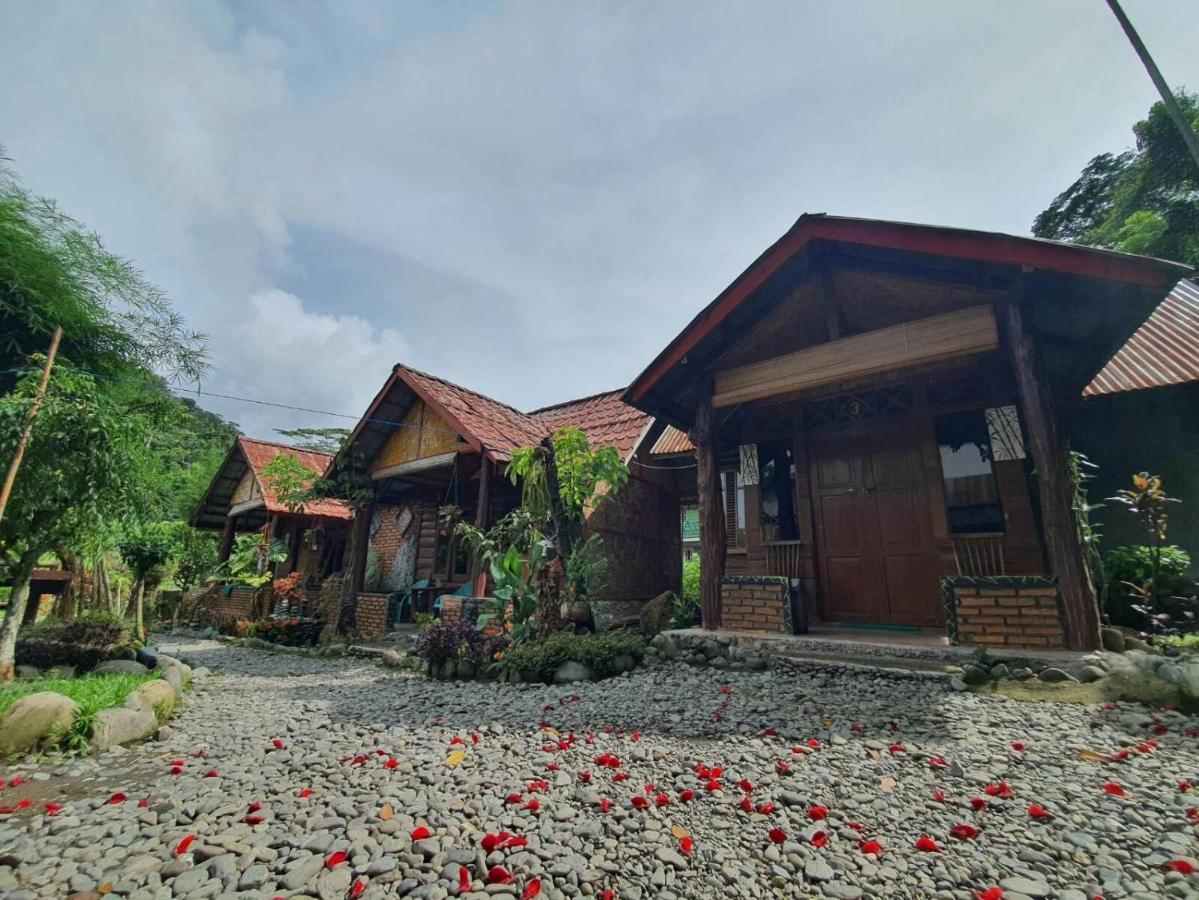 בוקיט לוואנג Lucky Bamboo'Bungalows-Resto And Orangutan Jungle Trekking Tours מראה חיצוני תמונה