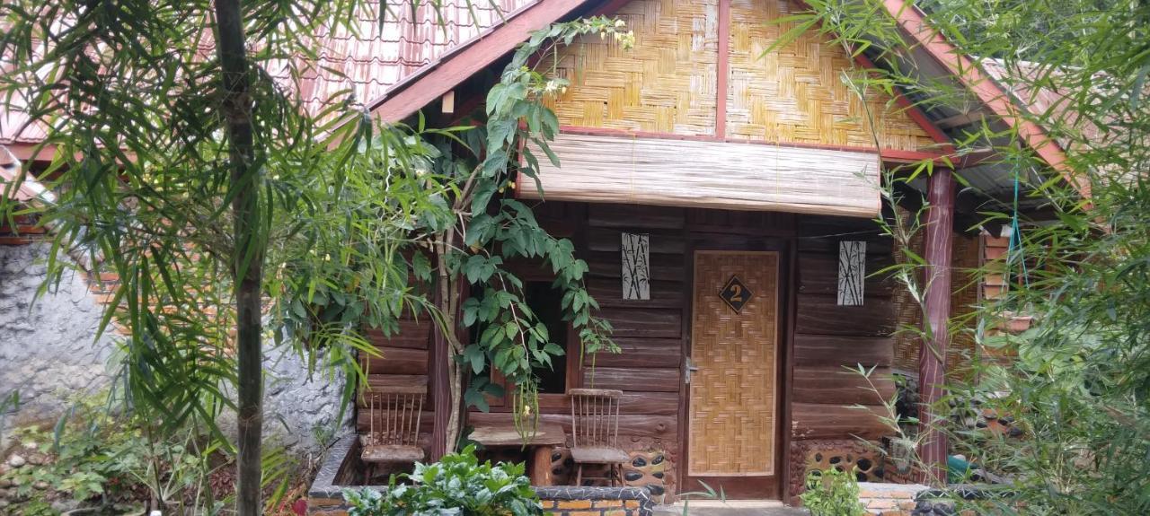 בוקיט לוואנג Lucky Bamboo'Bungalows-Resto And Orangutan Jungle Trekking Tours מראה חיצוני תמונה