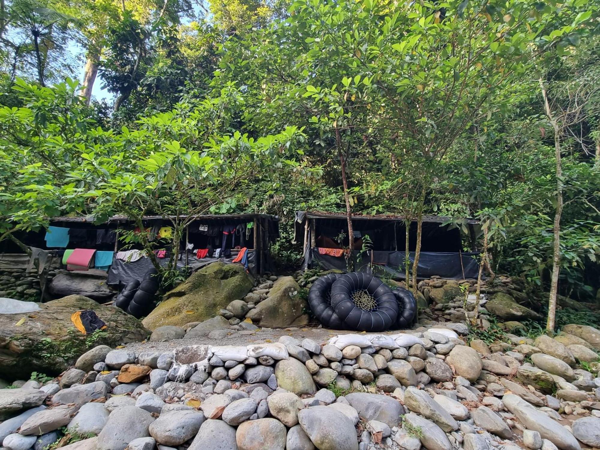 בוקיט לוואנג Lucky Bamboo'Bungalows-Resto And Orangutan Jungle Trekking Tours מראה חיצוני תמונה