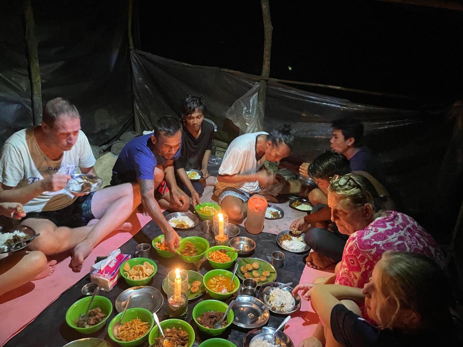 בוקיט לוואנג Lucky Bamboo'Bungalows-Resto And Orangutan Jungle Trekking Tours מראה חיצוני תמונה